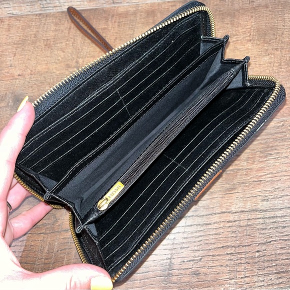 Fossil RFID Wristlet 👛 Like New! - Picture 10 of 14
